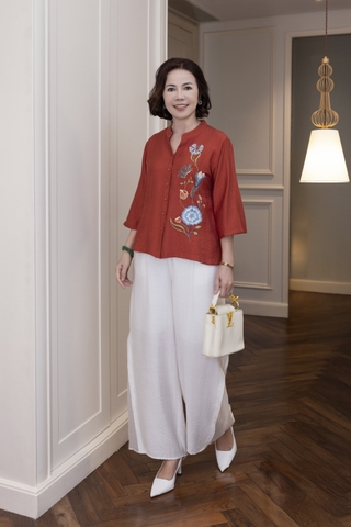 M COLLECTION | Áo Nữ Trung Niên Tặng Mẹ Cổ Trụ Lụa Hàn Cài Nút Tay Lỡ Thoáng Mát Thêu Hoa A13043LW01