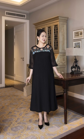 M COLLECTION | Váy Đầm Tiệc Suông Nữ Trung Niên Tặng Mẹ Lụa Hàn Cổ Tròn Tay Lỡ Thêu Hoa D13182LW01