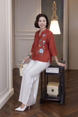 M COLLECTION | Áo Nữ Trung Niên Tặng Mẹ Cổ Trụ Lụa Hàn Cài Nút Tay Lỡ Thoáng Mát Thêu Hoa A13043LW01