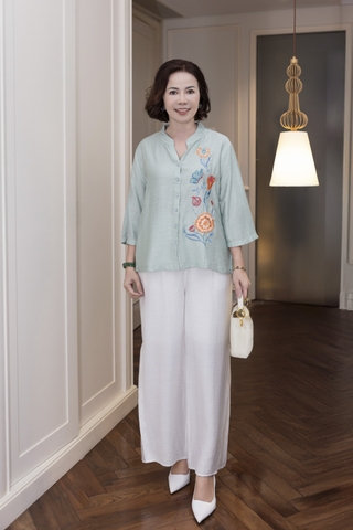 M COLLECTION | Áo Nữ Trung Niên Tặng Mẹ Cổ Trụ Lụa Hàn Cài Nút Tay Lỡ Thoáng Mát Thêu Hoa A13043LW01