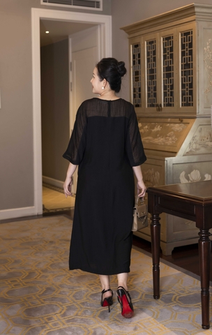 M COLLECTION | Váy Đầm Tiệc Suông Nữ Trung Niên Tặng Mẹ Lụa Hàn Cổ Tròn Tay Lỡ Thêu Hoa D13182LW01