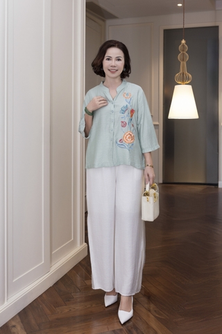 M COLLECTION | Áo Nữ Trung Niên Tặng Mẹ Cổ Trụ Lụa Hàn Cài Nút Tay Lỡ Thoáng Mát Thêu Hoa A13043LW01