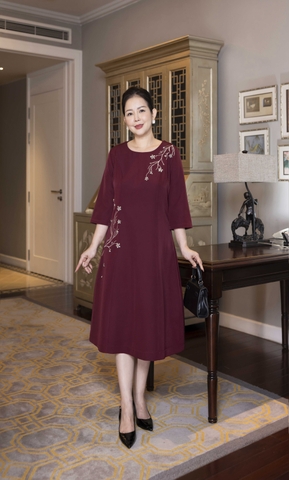 M COLLECTION | Váy Đầm Suông Nữ Trung Niên Tặng Mẹ Lụa Dày Thêu Hoa Tay Lỡ Cổ Tròn Dự Tiệc D13192LW01