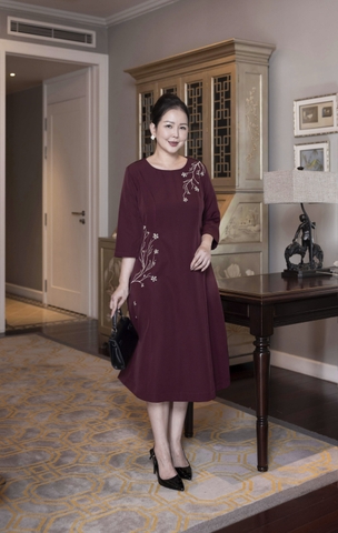M COLLECTION | Váy Đầm Suông Nữ Trung Niên Tặng Mẹ Lụa Dày Thêu Hoa Tay Lỡ Cổ Tròn Dự Tiệc D13192LW01