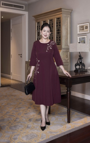 M COLLECTION | Váy Đầm Suông Nữ Trung Niên Tặng Mẹ Lụa Dày Thêu Hoa Tay Lỡ Cổ Tròn Dự Tiệc D13192LW01