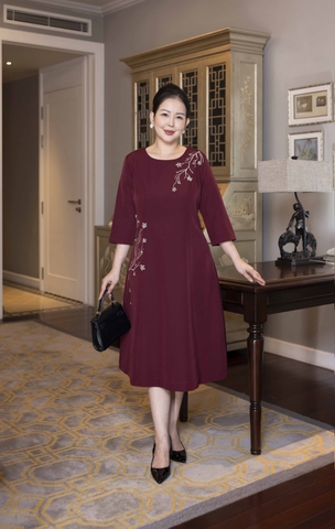 M COLLECTION | Váy Đầm Suông Nữ Trung Niên Tặng Mẹ Lụa Dày Thêu Hoa Tay Lỡ Cổ Tròn Dự Tiệc D13192LW01