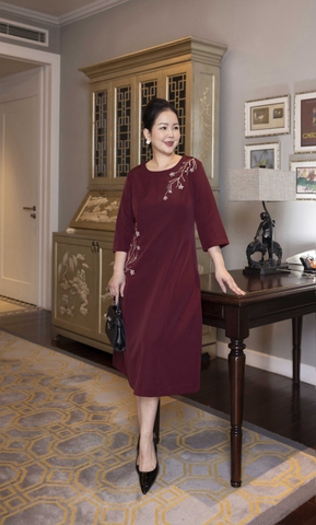 M COLLECTION | Váy Đầm Suông Nữ Trung Niên Tặng Mẹ Lụa Dày Thêu Hoa Tay Lỡ Cổ Tròn Dự Tiệc D13192LW01