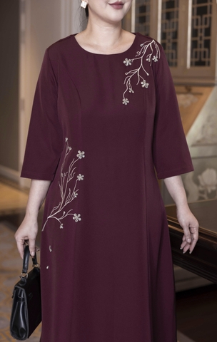 M COLLECTION | Váy Đầm Suông Nữ Trung Niên Tặng Mẹ Lụa Dày Thêu Hoa Tay Lỡ Cổ Tròn Dự Tiệc D13192LW01