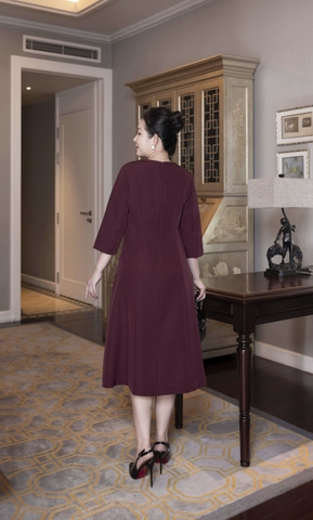 M COLLECTION | Váy Đầm Suông Nữ Trung Niên Tặng Mẹ Lụa Dày Thêu Hoa Tay Lỡ Cổ Tròn Dự Tiệc D13192LW01