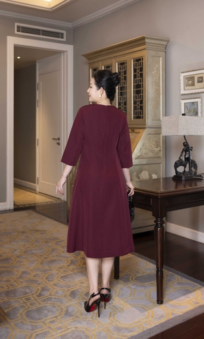 M COLLECTION | Váy Đầm Suông Nữ Trung Niên Tặng Mẹ Lụa Dày Thêu Hoa Tay Lỡ Cổ Tròn Dự Tiệc D13192LW01