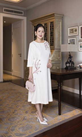 M COLLECTION | Váy Đầm Suông Nữ Trung Niên Tặng Mẹ Lụa Dày Thêu Hoa Tay Lỡ Cổ Tròn Dự Tiệc D13192LW01