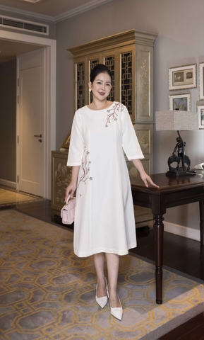M COLLECTION | Váy Đầm Suông Nữ Trung Niên Tặng Mẹ Lụa Dày Thêu Hoa Tay Lỡ Cổ Tròn Dự Tiệc D13192LW01