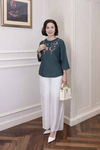 M Collection | Áo Kiểu Trung Niên Tặng Mẹ Cổ Tròn Cài Nút Tay Lỡ Thêu Hoa Chất Vải Lụa Hàn A13107LW01