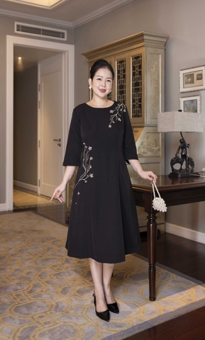 M COLLECTION | Váy Đầm Suông Nữ Trung Niên Tặng Mẹ Lụa Dày Thêu Hoa Tay Lỡ Cổ Tròn Dự Tiệc D13192LW01