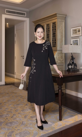 M COLLECTION | Váy Đầm Suông Nữ Trung Niên Tặng Mẹ Lụa Dày Thêu Hoa Tay Lỡ Cổ Tròn Dự Tiệc D13192LW01