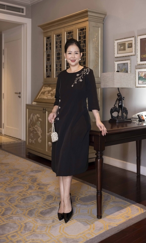 M COLLECTION | Váy Đầm Suông Nữ Trung Niên Tặng Mẹ Lụa Dày Thêu Hoa Tay Lỡ Cổ Tròn Dự Tiệc D13192LW01