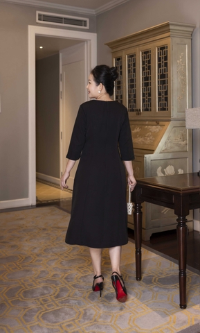 M COLLECTION | Váy Đầm Suông Nữ Trung Niên Tặng Mẹ Lụa Dày Thêu Hoa Tay Lỡ Cổ Tròn Dự Tiệc D13192LW01