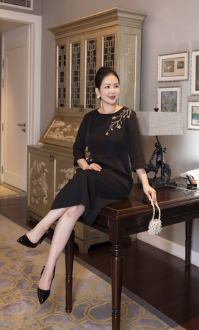 M COLLECTION | Váy Đầm Suông Nữ Trung Niên Tặng Mẹ Lụa Dày Thêu Hoa Tay Lỡ Cổ Tròn Dự Tiệc D13192LW01