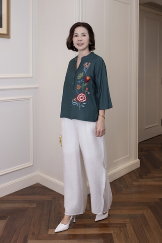 M COLLECTION | Áo Nữ Trung Niên Tặng Mẹ Cổ Trụ Lụa Hàn Cài Nút Tay Lỡ Thoáng Mát Thêu Hoa A13043LW01