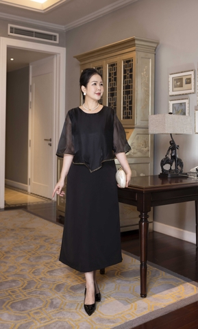 M COLLECTION | Váy Đầm Nữ Trung Niên Tặng Mẹ Phom Suông Cổ Tròn Lụa Dày Phối Choàng Tơ Hàn D13099LW01