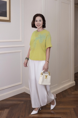 M COLLECTION | Áo Kiểu Nữ Trung Niên Tặng Mẹ, Bà Linen Thêu Hoa Cổ Tròn Tay Ngắn Cánh Dơi A12942