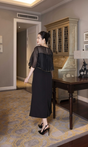 M COLLECTION | Váy Đầm Nữ Trung Niên Tặng Mẹ Phom Suông Cổ Tròn Lụa Dày Phối Choàng Tơ Hàn D13099LW01