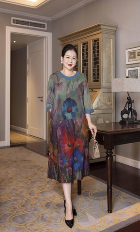 M COLLECTION | Váy Đầm Nữ Trung Niên Tặng Mẹ, Bà Suông Đũi Bông In Hoa Cổ Tròn Tay Lỡ D13224LW01