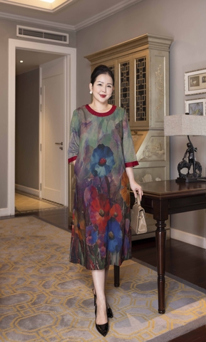 M COLLECTION | Váy Đầm Nữ Trung Niên Tặng Mẹ, Bà Suông Đũi Bông In Hoa Cổ Tròn Tay Lỡ D13224LW01