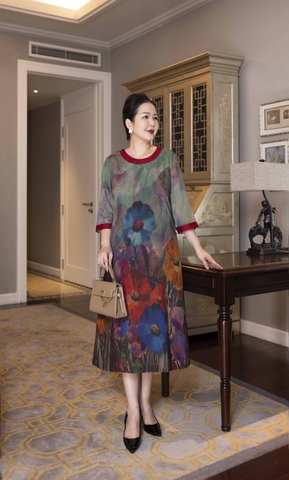 M COLLECTION | Váy Đầm Nữ Trung Niên Tặng Mẹ, Bà Suông Đũi Bông In Hoa Cổ Tròn Tay Lỡ D13224LW01