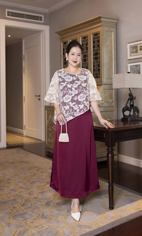 M COLLECTION | Váy Đầm Nữ Trung Niên Tặng Mẹ Cổ Tròn Lụa Mờ Phối Choàng Tơ Thêu Hoa Vạt Chéo D13221LW01