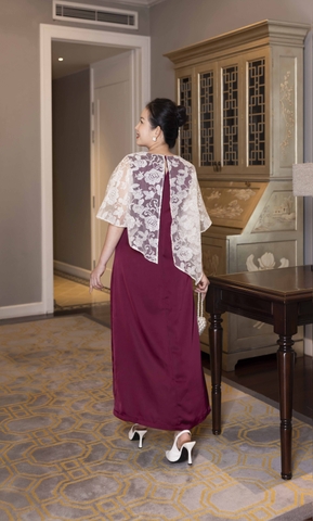 M COLLECTION | Váy Đầm Nữ Trung Niên Tặng Mẹ Cổ Tròn Lụa Mờ Phối Choàng Tơ Thêu Hoa Vạt Chéo D13221LW01