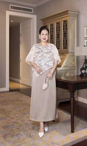 M COLLECTION | Váy Đầm Nữ Trung Niên Tặng Mẹ Cổ Tròn Lụa Mờ Phối Choàng Tơ Thêu Hoa Vạt Chéo D13221LW01