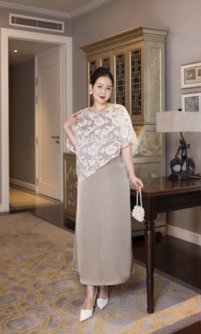 M COLLECTION | Váy Đầm Nữ Trung Niên Tặng Mẹ Cổ Tròn Lụa Mờ Phối Choàng Tơ Thêu Hoa Vạt Chéo D13221LW01