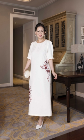 M COLLECTION | Váy Đầm Tiệc Suông Nữ Trung Niên Tặng Mẹ Lụa Dày Cổ Tròn Tay Lỡ Thêu Hoa D13193LW01