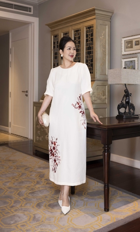 M COLLECTION | Váy Đầm Tiệc Suông Nữ Trung Niên Tặng Mẹ Lụa Dày Cổ Tròn Tay Lỡ Thêu Hoa D13193LW01