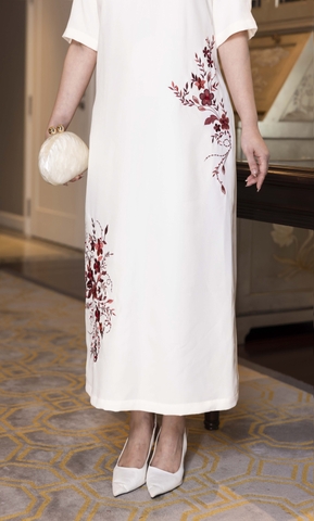 M COLLECTION | Váy Đầm Tiệc Suông Nữ Trung Niên Tặng Mẹ Lụa Dày Cổ Tròn Tay Lỡ Thêu Hoa D13193LW01