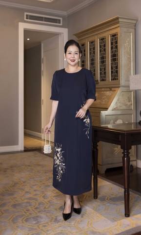 M COLLECTION | Váy Đầm Tiệc Suông Nữ Trung Niên Tặng Mẹ Lụa Dày Cổ Tròn Tay Lỡ Thêu Hoa D13193LW01