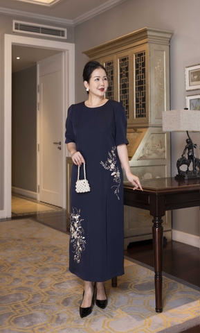 M COLLECTION | Váy Đầm Tiệc Suông Nữ Trung Niên Tặng Mẹ Lụa Dày Cổ Tròn Tay Lỡ Thêu Hoa D13193LW01