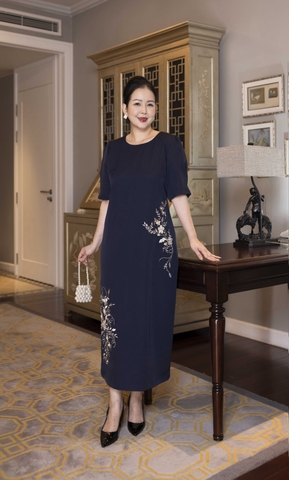 M COLLECTION | Váy Đầm Tiệc Suông Nữ Trung Niên Tặng Mẹ Lụa Dày Cổ Tròn Tay Lỡ Thêu Hoa D13193LW01