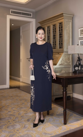 M COLLECTION | Váy Đầm Tiệc Suông Nữ Trung Niên Tặng Mẹ Lụa Dày Cổ Tròn Tay Lỡ Thêu Hoa D13193LW01