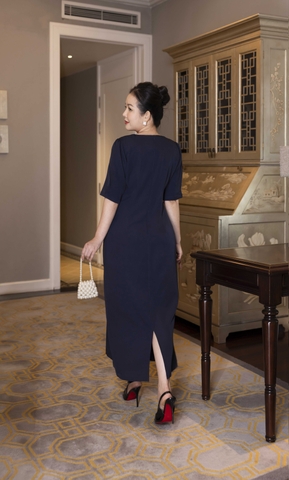 M COLLECTION | Váy Đầm Tiệc Suông Nữ Trung Niên Tặng Mẹ Lụa Dày Cổ Tròn Tay Lỡ Thêu Hoa D13193LW01