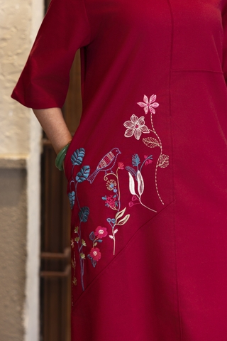 M COLLECTION | Váy Đầm Suông Nữ Trung Niên Tặng Mẹ Linen Thêu Hoa Tay Lỡ Cổ Tròn Sang Trọng D12903LW01