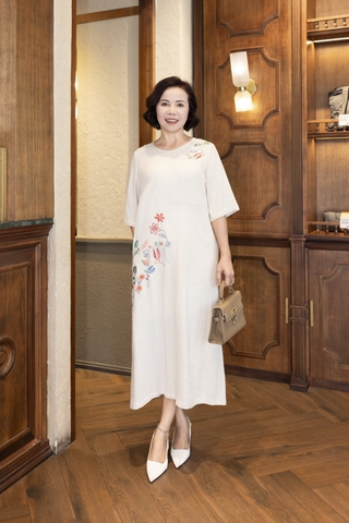 M COLLECTION | Váy Đầm Suông Nữ Trung Niên Tặng Mẹ Linen Thêu Hoa Tay Lỡ Cổ Tròn Sang Trọng D12903LW01