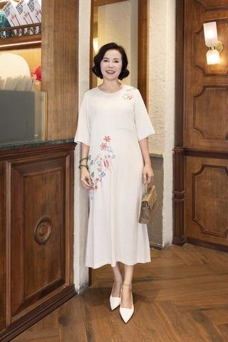 M COLLECTION | Váy Đầm Suông Nữ Trung Niên Tặng Mẹ Linen Thêu Hoa Tay Lỡ Cổ Tròn Sang Trọng D12903LW01