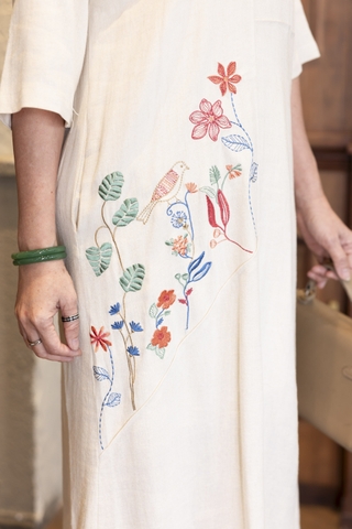 M COLLECTION | Váy Đầm Suông Nữ Trung Niên Tặng Mẹ Linen Thêu Hoa Tay Lỡ Cổ Tròn Sang Trọng D12903LW01