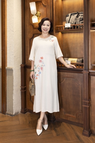 M COLLECTION | Váy Đầm Suông Nữ Trung Niên Tặng Mẹ Linen Thêu Hoa Tay Lỡ Cổ Tròn Sang Trọng D12903LW01