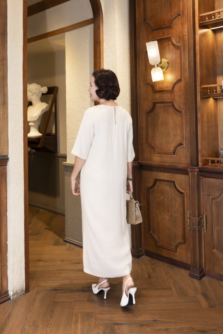 M COLLECTION | Váy Đầm Suông Nữ Trung Niên Tặng Mẹ Linen Thêu Hoa Tay Lỡ Cổ Tròn Sang Trọng D12903LW01