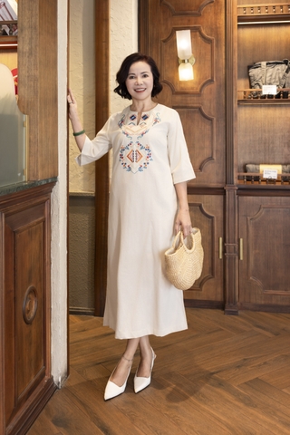 M COLLECTION | Váy Đầm Suông Xẻ Tà Nữ Trung Niên Tặng Mẹ Linen Thêu Hoa Thổ Cẩm Tay Lỡ Cổ Trụ D12933LW01