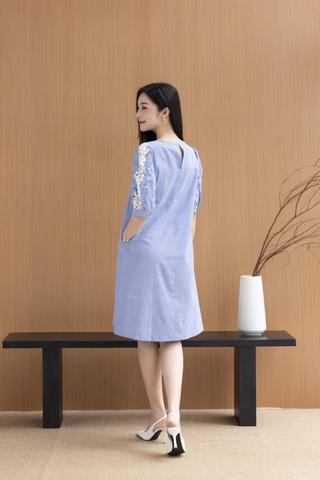 SWANLAKE | Váy Đầm Nữ Sọc Suông Cổ Tròn Cotton Tay Lỡ Nẹp Thêu Hoa Ren Lưới Có Túi Công Sở D12673LW01