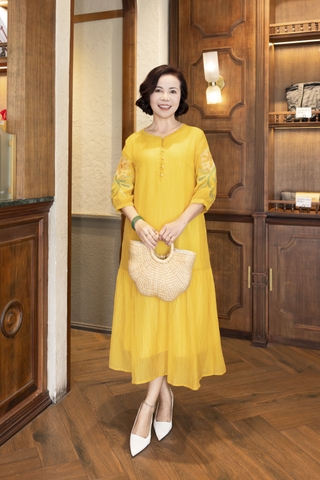 M COLLECTION | Váy Đầm Maxi Đuôi Cá Nữ Trung Niên Tặng Mẹ Cài Nút Thun Xốp Thêu Hoa Tay Lỡ D12778LW01